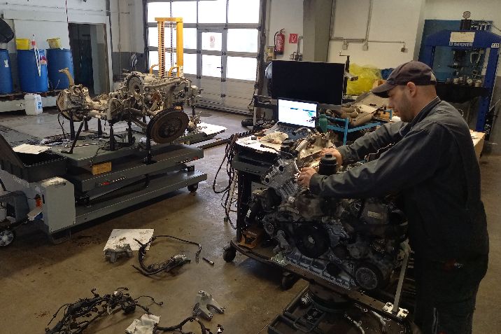 Motorausbau und -tausch – Hier herrscht kontrolliertes Chaos und mittendrin steht unser Andi, hochkonzentriert, mit ölverschmierten Händen und einem klaren Plan im Kopf.  Obwohl es nach Chaos aussieht – jedes Teil hat seinen Platz, jeder Handgriff sitzt. Andreas Lughofer arbeitet mit einer Mischung aus Erfahrung, technischem Verständnis und hingebungsvoller Leidenschaft. Vielen Dank für dein grenzenloses Engagement!